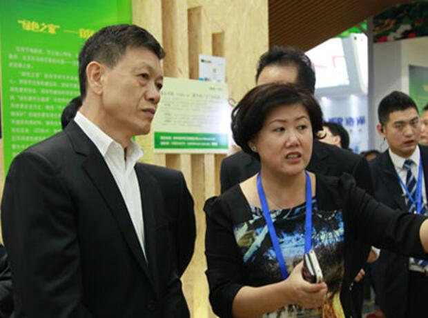 深圳市委副書(shū)記 戴北方聽(tīng)工作人員介紹“綠色之家”