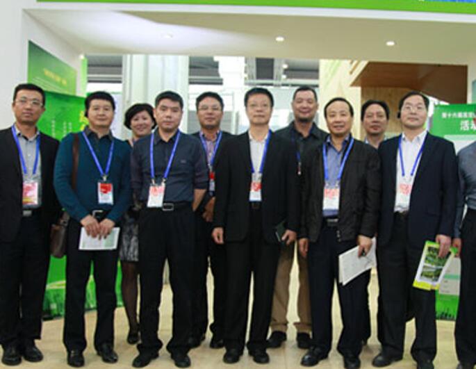 深圳市住房和建設(shè)局領(lǐng)導(dǎo)組團(tuán)到展區(qū)參觀指導(dǎo)