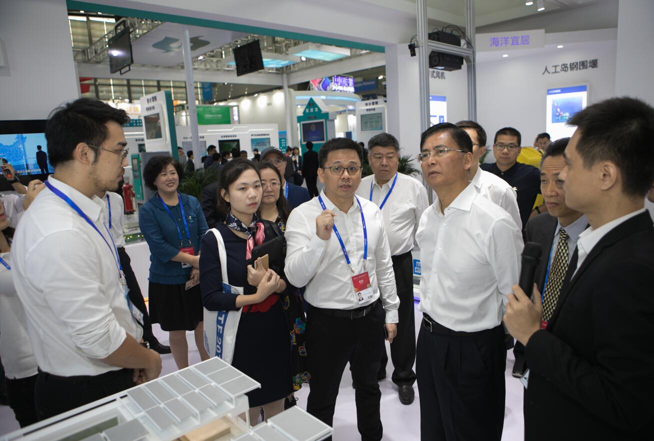 楊洪常委考察建筑科技創(chuàng)新展