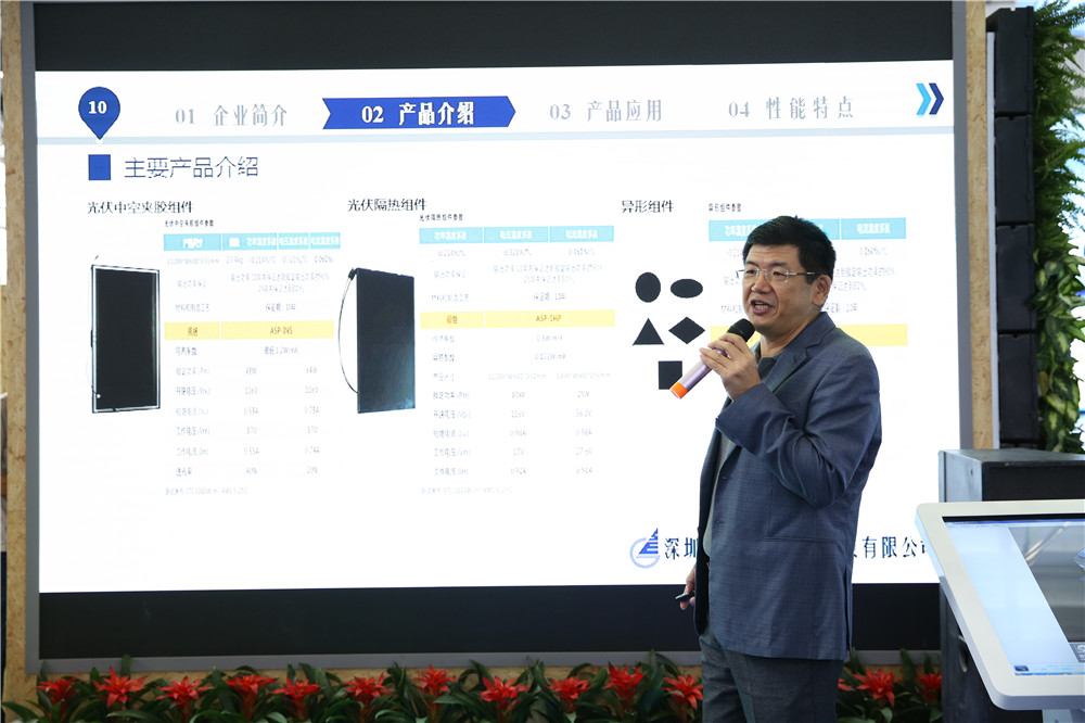 工作人員為參展人員作產(chǎn)品介紹