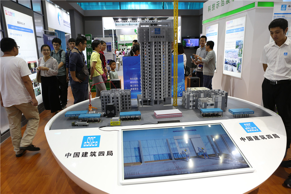 展出的作品收到參展人員的駐足觀看