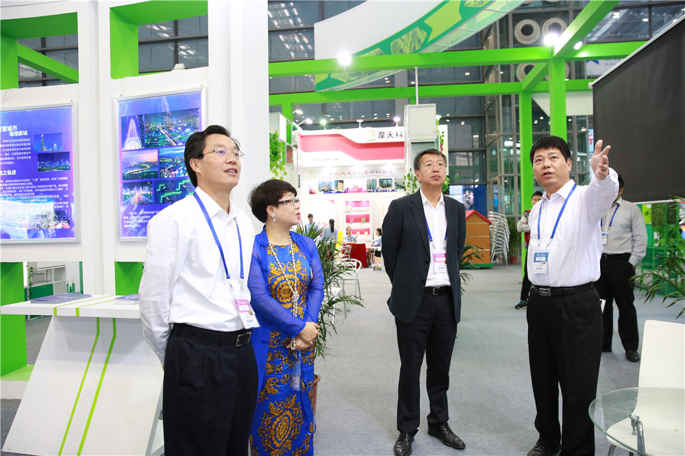 領(lǐng)導(dǎo)蒞臨展館進(jìn)行觀摩和指導(dǎo)