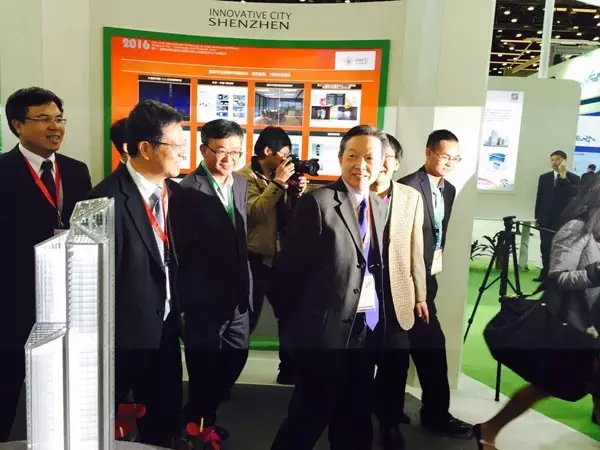 國(guó)務(wù)院參事、仇保興博士參觀深圳展區(qū)
