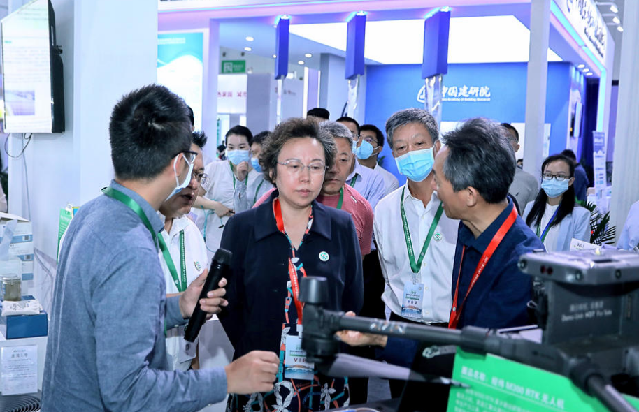 深圳市住房建設(shè)局副局長薛峰、深圳團(tuán)政府單位代表與深圳展區(qū)展商交流